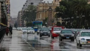 انخفاض درجات الحرارة والرياح تنذر بتغيرات جوية حادة مع بدء فصل الشتاء